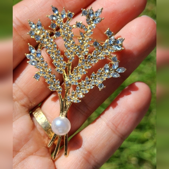 Elegant Gold and Silver Brooch with Pearl Accent - Picture 8 of 8